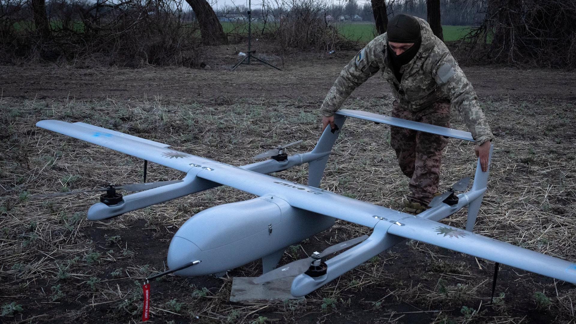 Ein ukrainischer Soldat der 22. mechanisierten Brigade bereitet den Start einer Mittelstrecken-Drohne Poseidon H10 an der Front in der Nähe von Bachmut in der Region Donezk vor. 