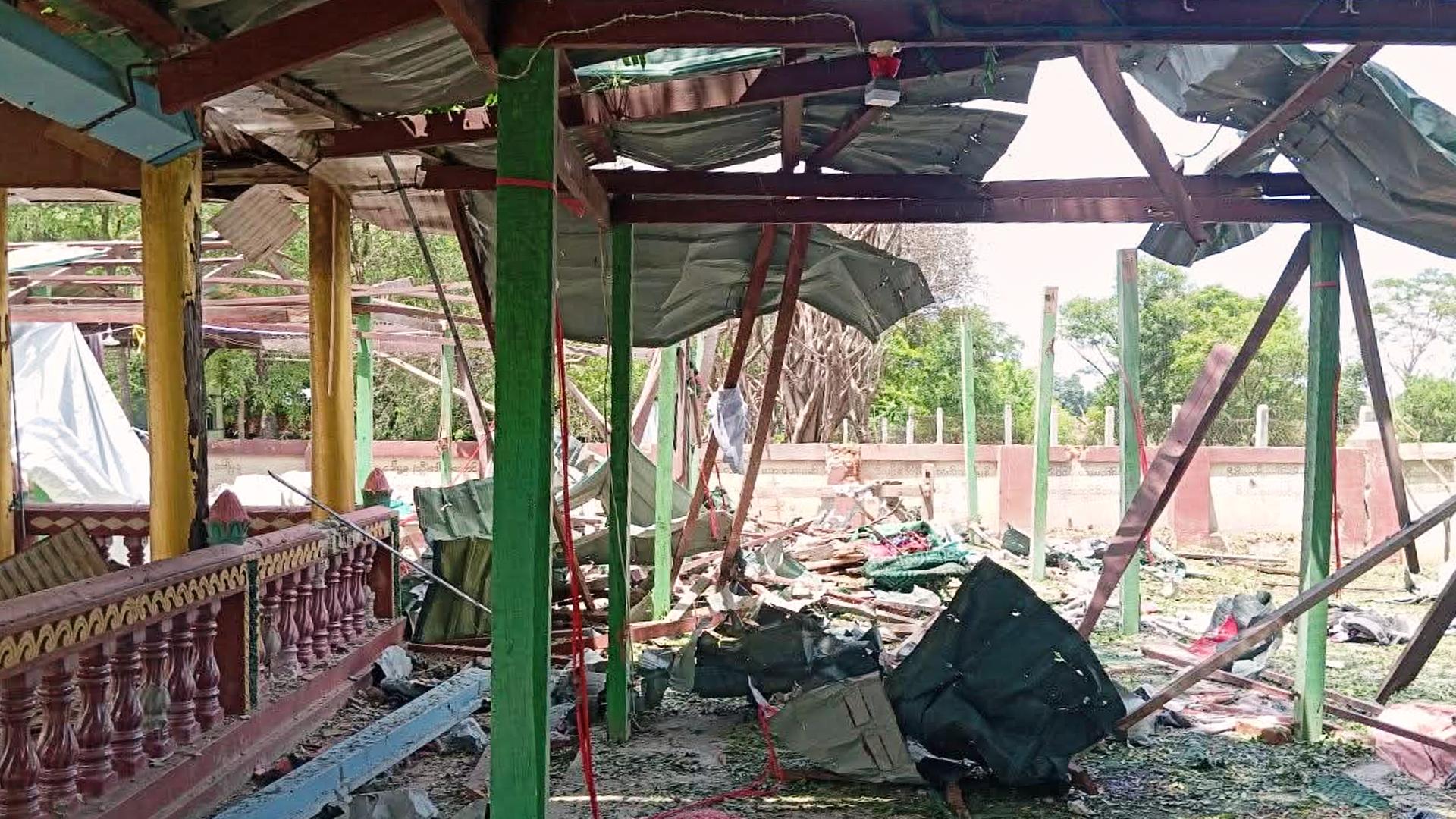 rümmer liegen in einem buddhistischen Kloster in Myanmar verstreut.