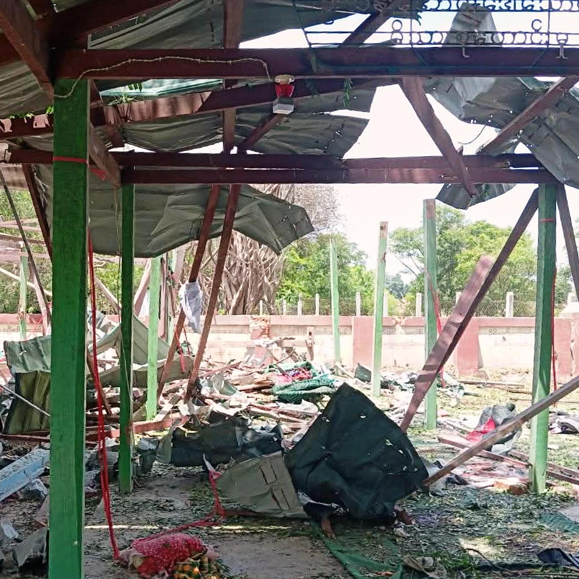 rümmer liegen in einem buddhistischen Kloster in Myanmar verstreut.