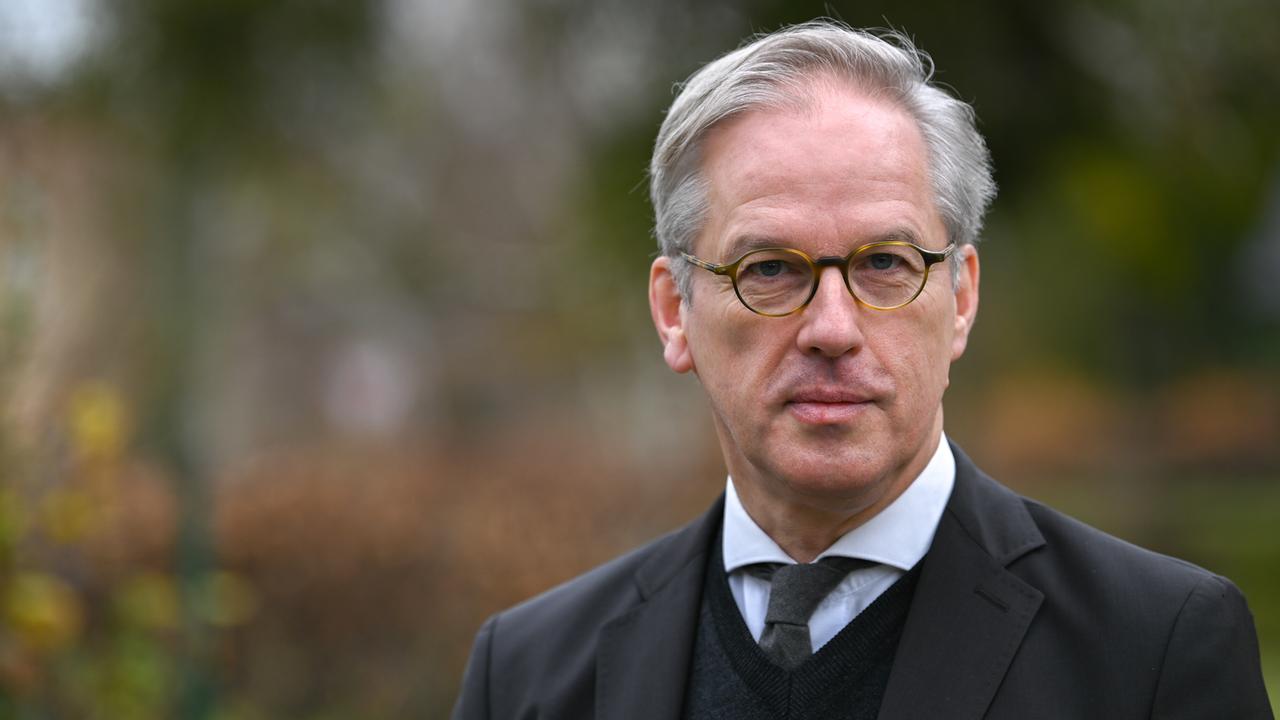 Der Kirchenpräsident der Landeskirche Anhalts, Pfarrer Karsten Wolkenhauer, mit ernster Miene im Porträt. Er trägt einen dunklen Schlips zum Jackett, hat graue Haare. 