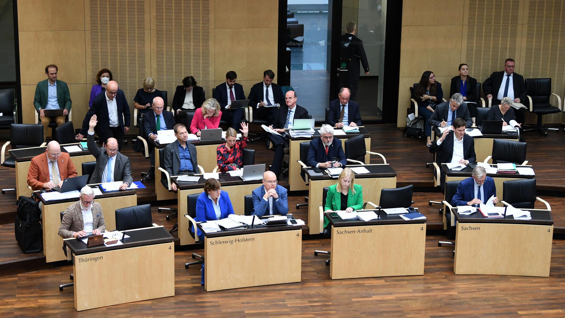 Berlin: Die Ländervertreter heben während der Sitzung des Bundesrats bei einer Abstimmung die Hand. Berlin: Die Ländervertreter heben während der Sitzung des Bundesrats bei einer Abstimmung die Hand.
