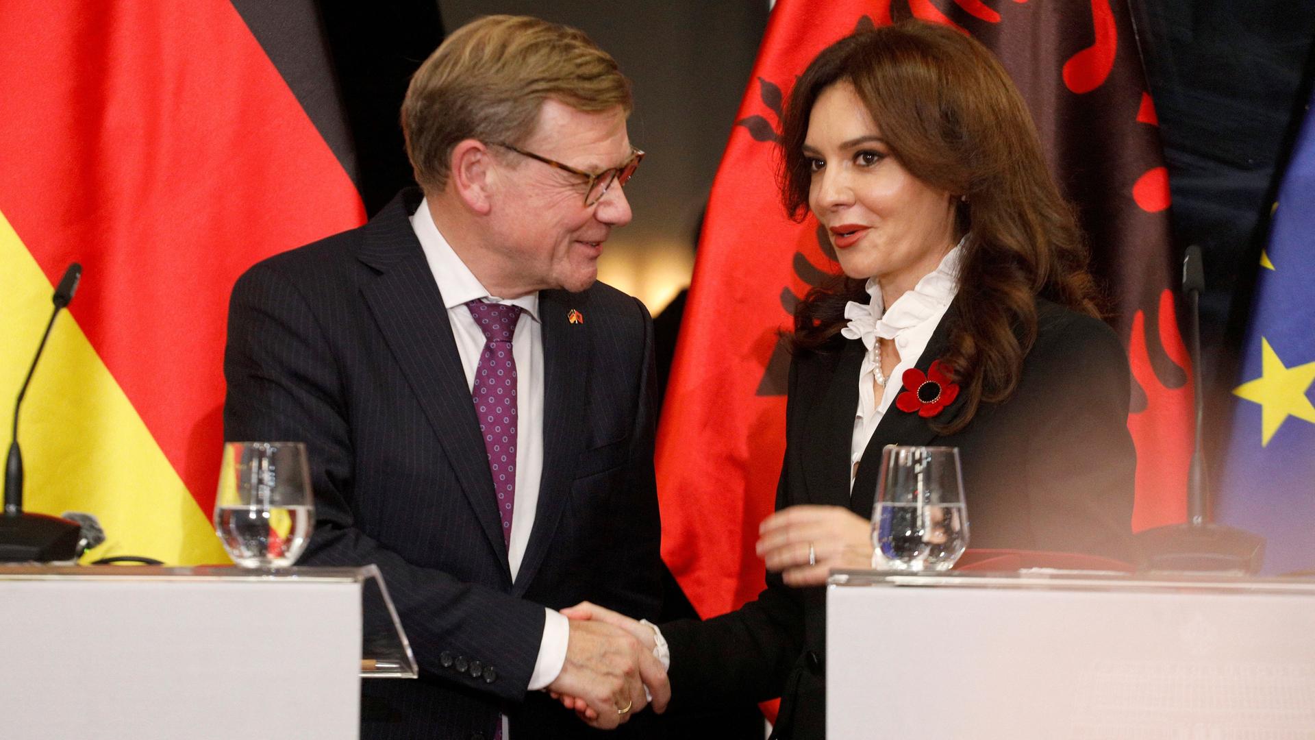 Bundesaußenminister Wadephul schüttelt in Tirana in Albanien seiner Amtskollegin Spiropali die Hand. Bundesaußenminister Wadephul schüttelt in Tirana in Albanien seiner Amtskollegin Spiropali die Hand.