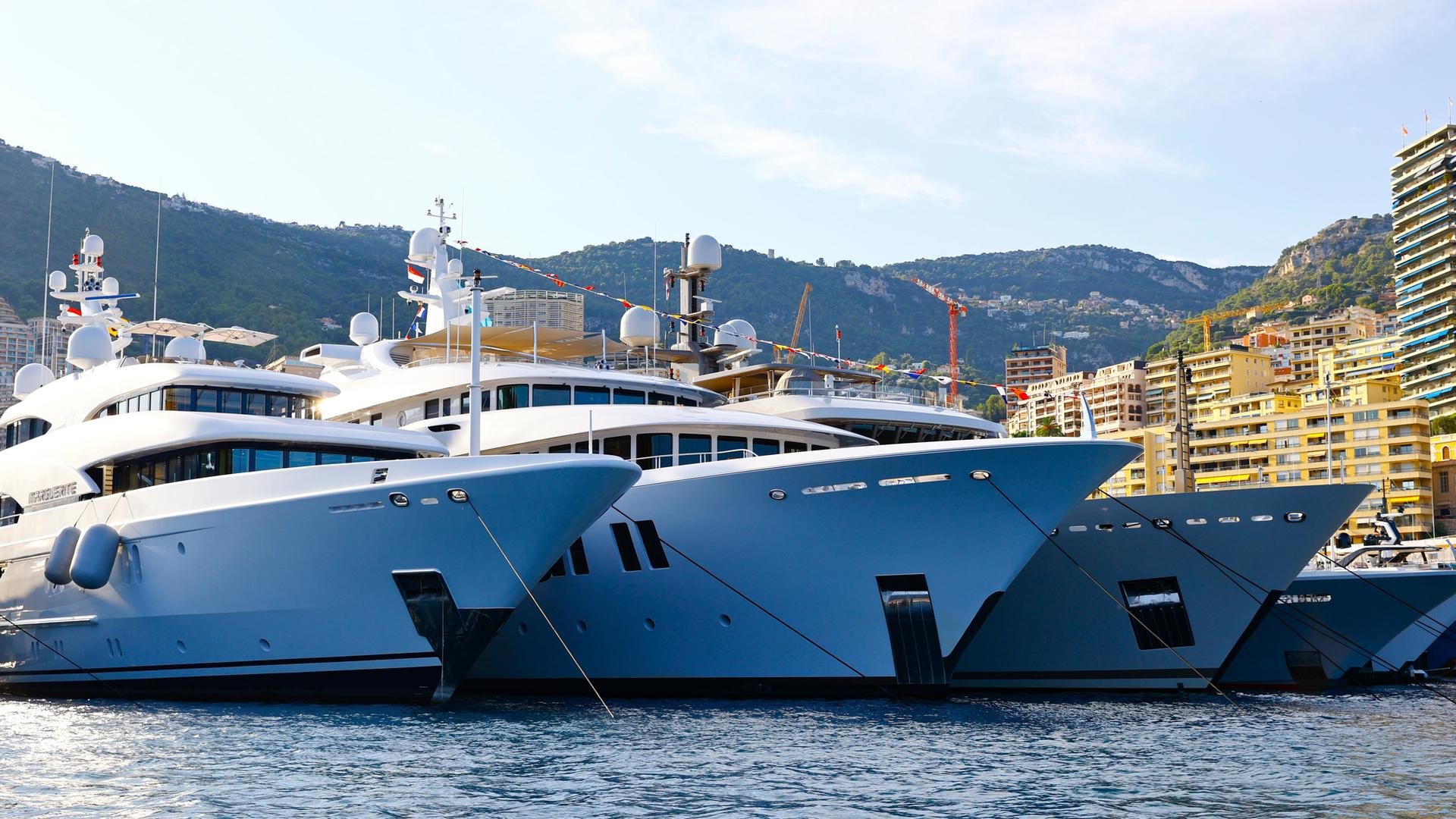 Mehrere Luxus-Motoryachten liegen im Hafen von Monaco.