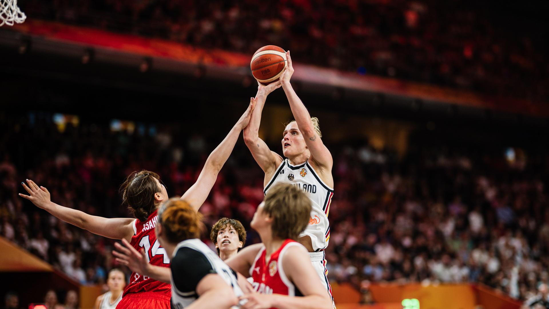 Bei der Basketball-WM der Frauen wirft Leonie Fiebich im Gruppenspiel Deutschland gegen Japan in der Berliner Max-Schmeling-Halle einen Korb. Bei der Basketball-WM der Frauen wirft Leonie Fiebich im Gruppenspiel Deutschland gegen Japan in der Berliner Max-Schmeling-Halle einen Korb.