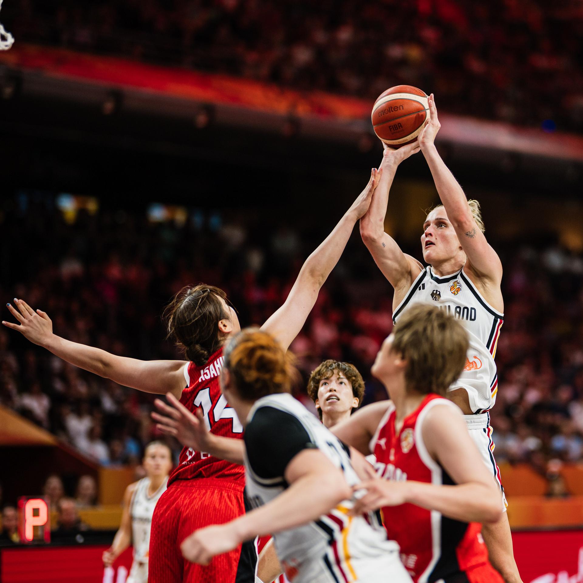 Bei der Basketball-WM der Frauen wirft Leonie Fiebich im Gruppenspiel Deutschland gegen Japan in der Berliner Max-Schmeling-Halle einen Korb.
