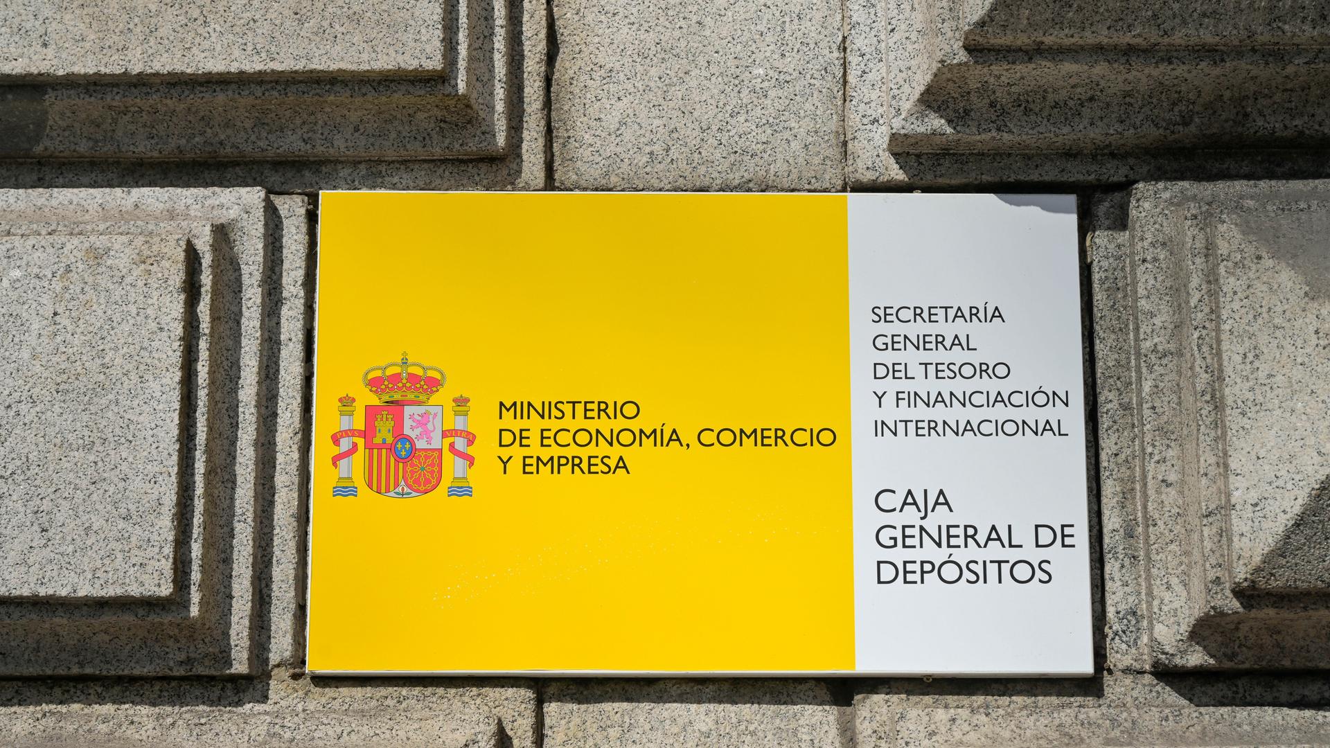 Schriftzug "Ministerio de Economia, Comercio y Empresa" am Wirtschaftsministesrium in Madrid, Spanien