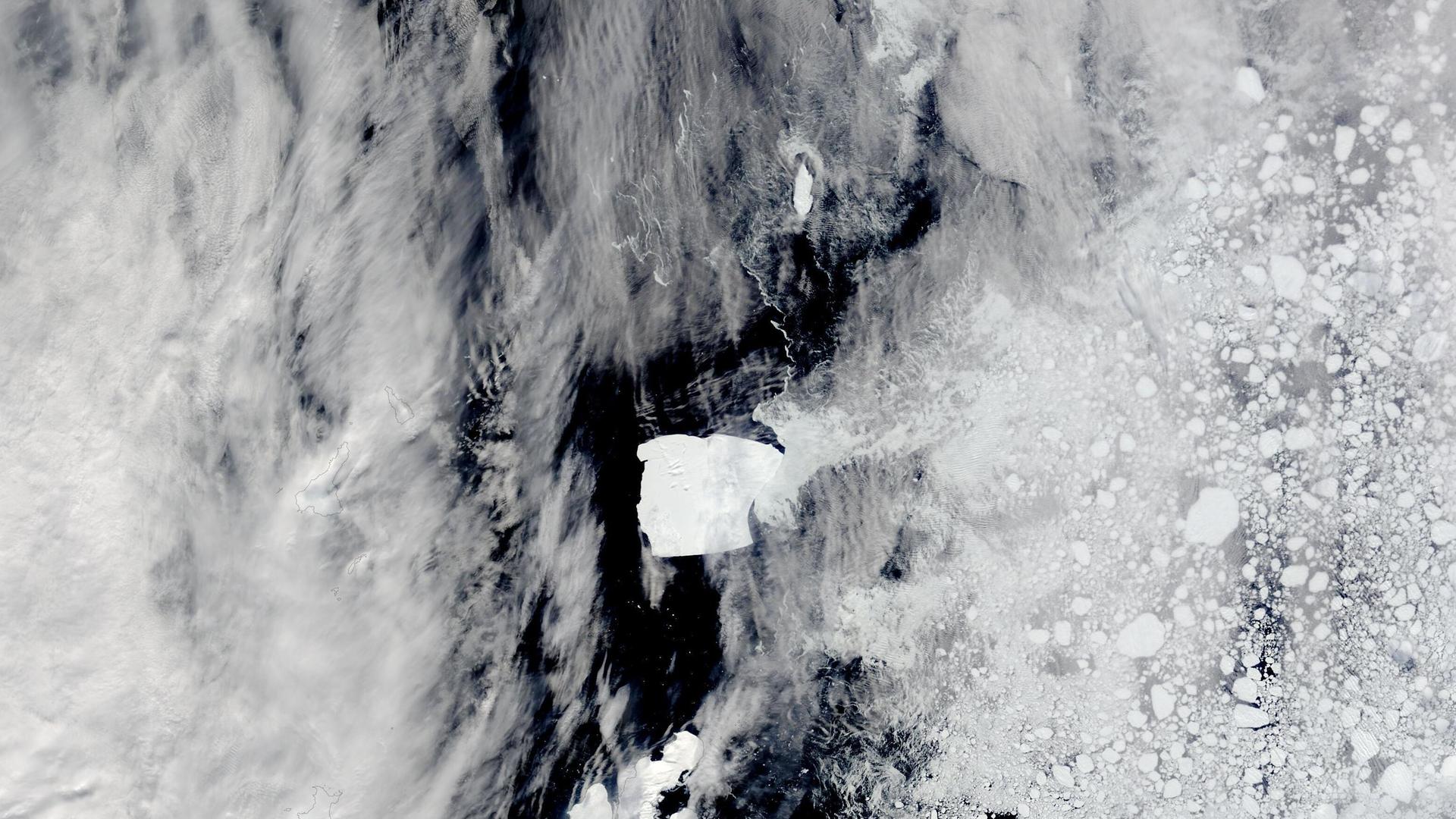 Satellitenbild des Eisbergs A23a. Der größte und älteste Eisberg der Welt ist Jahrzehnte nach seinem Abbrechen vom Schelfeis auf dem Weg nach Norden.