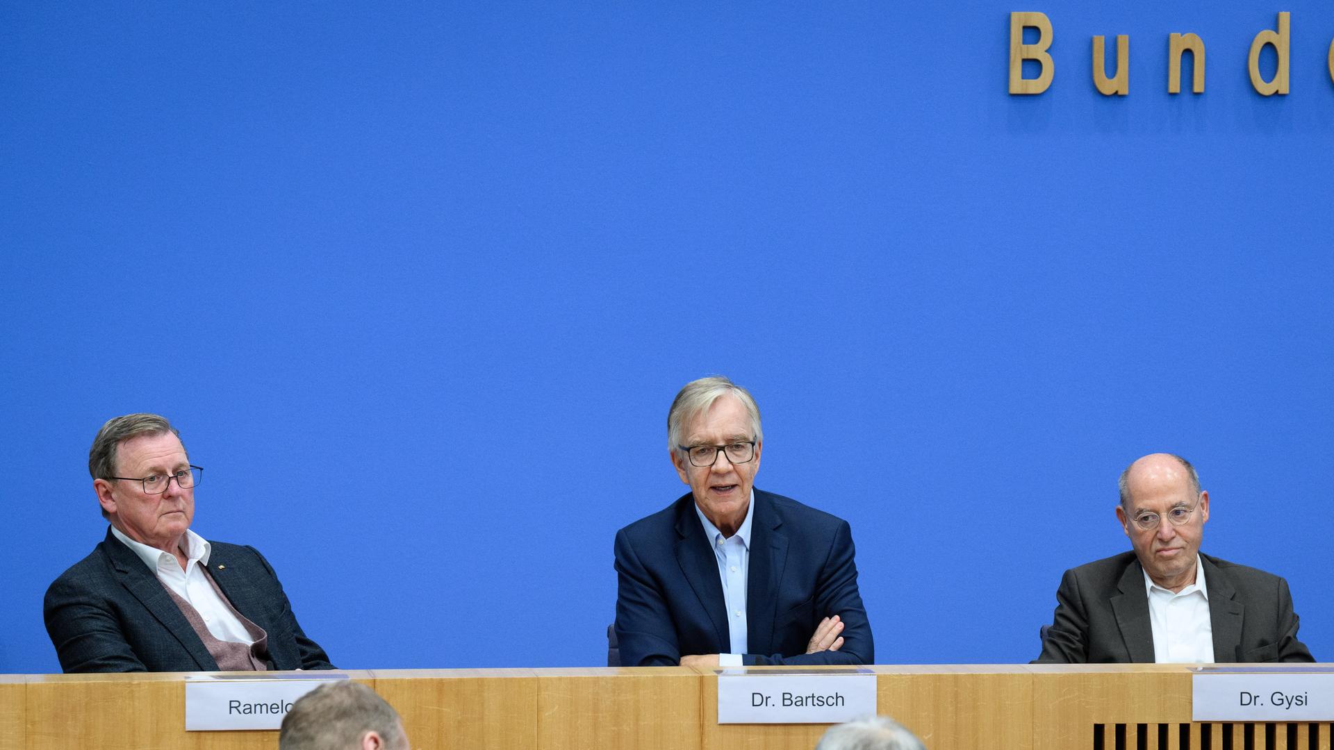 Die Linken-Politiker Bodo Ramelow, Geschäftsführender Ministerpräsident des Freistaats Thüringen, Dietmar Bartsch (MdB) und Gregor Gysi (MdB) äußern sich in der Bundespressekonferenz zum "Projekt Silberlocke".