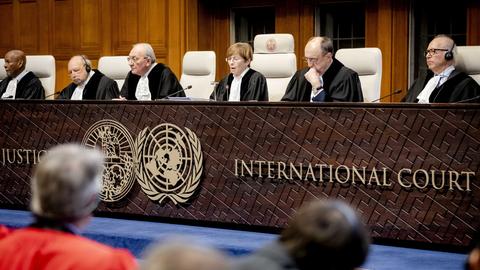 Die Richter des Internationalen Gerichtshofs in Den Haag sitzen auf der Richterbank. Vorne sitzen mehrere Personen auf den Zuschauerbänken.