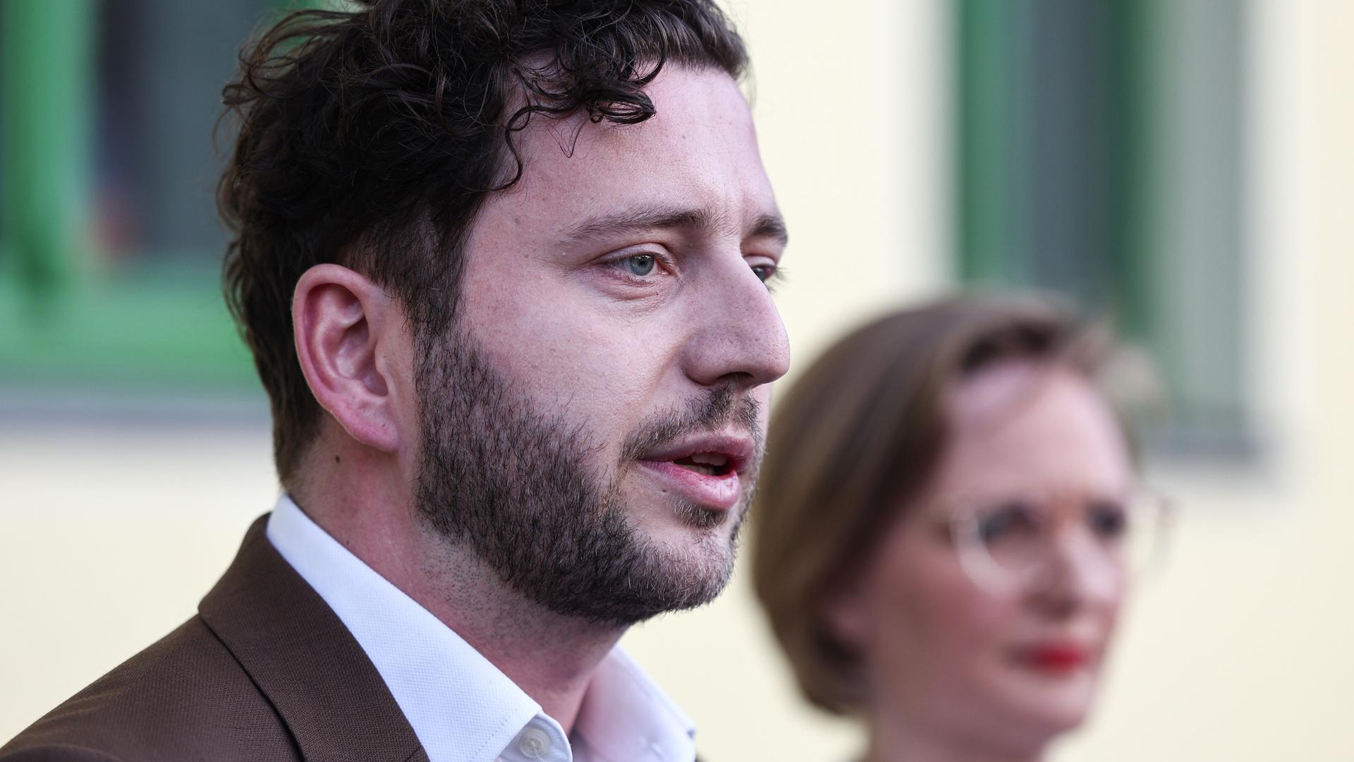Felix Banaszak und Franziska Brantner, Bundesvorsitzende von Bündnis 90/Die Grünen, geben eine Pressekonferenz. Felix Banaszak und Franziska Brantner, Bundesvorsitzende von Bündnis 90/Die Grünen, geben eine Pressekonferenz.