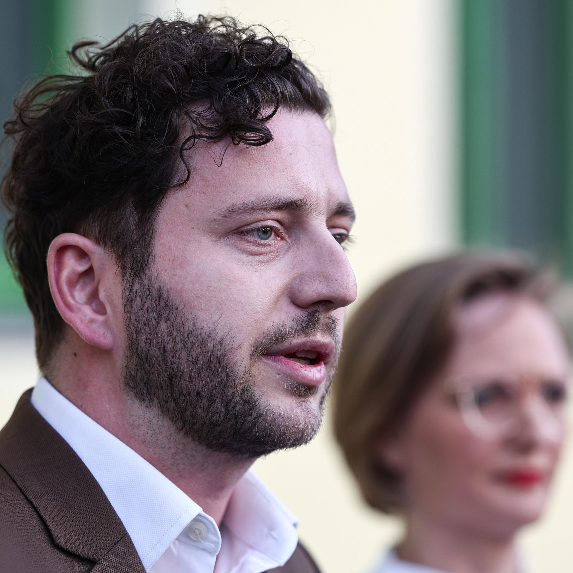 Felix Banaszak und Franziska Brantner, Bundesvorsitzende von Bündnis 90/Die Grünen, geben eine Pressekonferenz. 