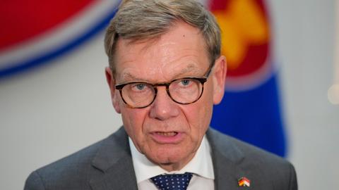 Bundesaußenminister Johann Wadephul (CDU) bei einem Presse-Statement in Indonesien.