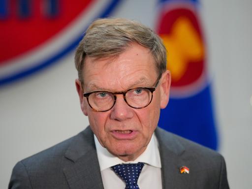 Bundesaußenminister Johann Wadephul (CDU) bei einem Presse-Statement in Indonesien.