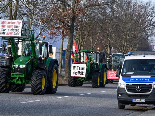 Brandenburg, Cottbus: Ein Traktor-Konvoi fährt zu einer Protestkundgebung vor das DB-Instandhaltungswerk für ICE-4-Züge. 