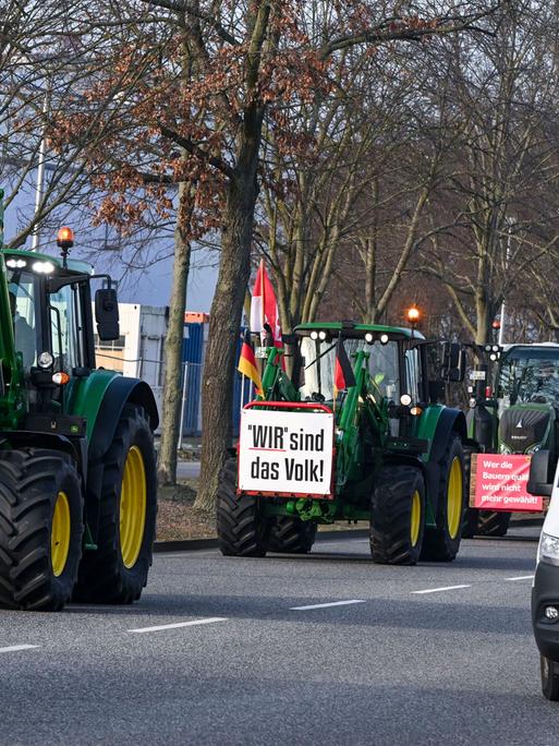 Brandenburg, Cottbus: Ein Traktor-Konvoi fährt zu einer Protestkundgebung vor das DB-Instandhaltungswerk für ICE-4-Züge. 