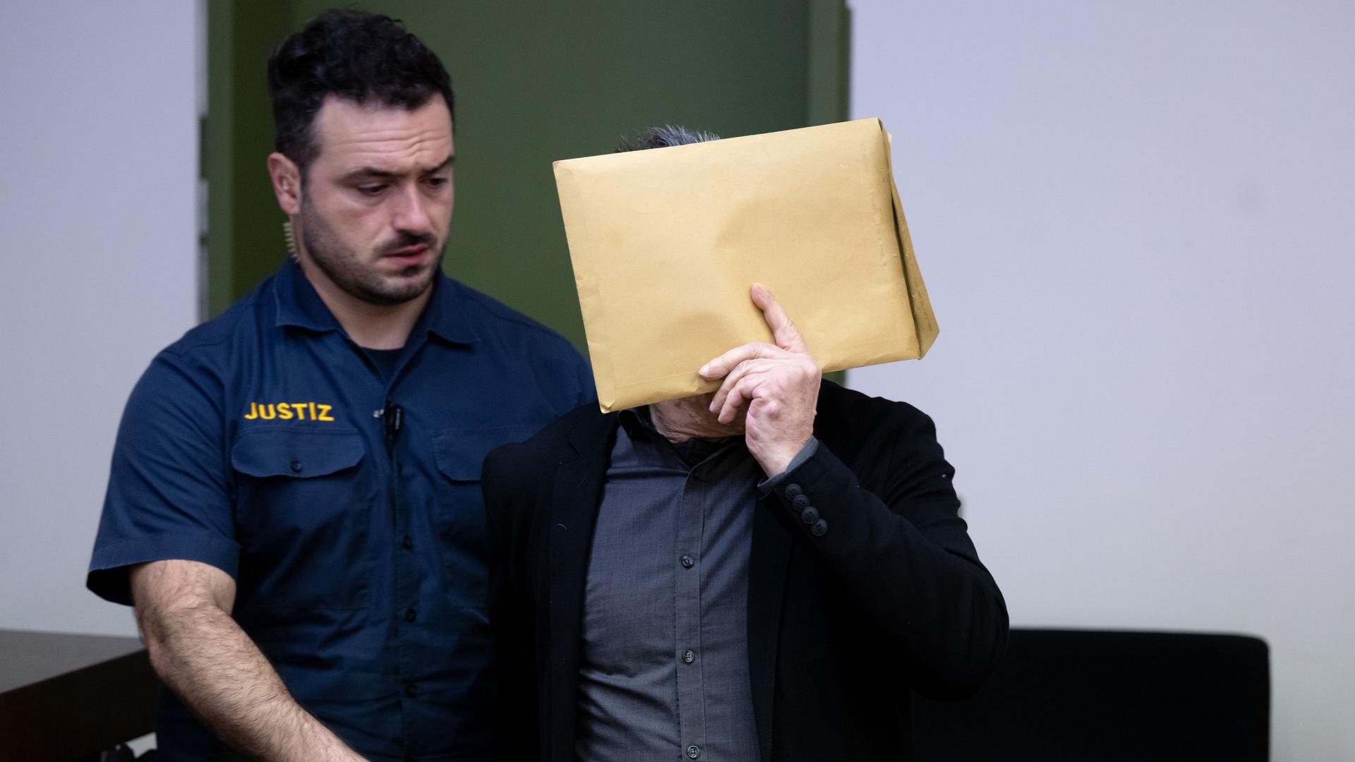 Bayern, München: Der wegen des Besitzes und der gewerbsmäßigen Verbreitung kinder- und jugendpornografischer Schriften Angeklagte (r) wird vor Prozessbeginn am Landgericht in den Gerichtssaal geführt. Bayern, München: Der wegen des Besitzes und der gewerbsmäßigen Verbreitung kinder- und jugendpornografischer Schriften Angeklagte (r) wird vor Prozessbeginn am Landgericht in den Gerichtssaal geführt.