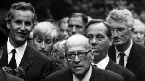 Historische sw-Aufnahme zeigt den Direktor des Frankfurter Instituts für Sozialforschung Prof. Ludwig Friedeburg, Prof. Max Horkheimer, den damaligen Frankfurter Oberbürgermeister Willy Brundert und Prof. Juergen Habermas, von links, auf der Beerdigung von Theodor Adorno am 13. August 1969.