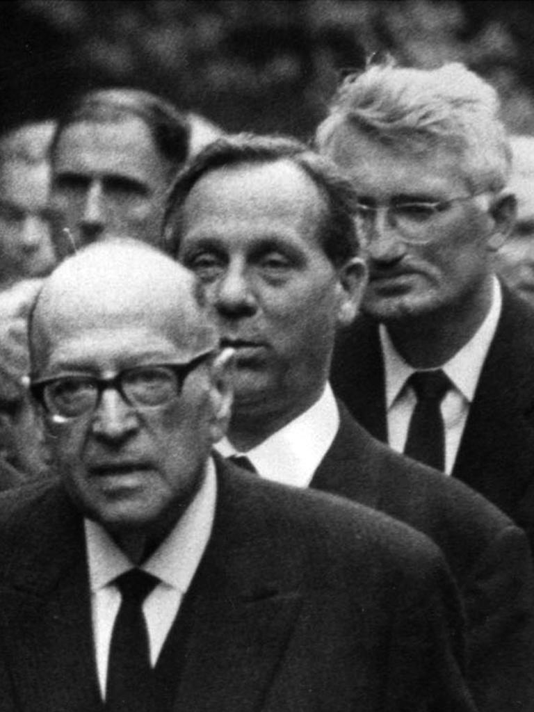 Historische sw-Aufnahme zeigt den Direktor des Frankfurter Instituts für Sozialforschung Prof. Ludwig Friedeburg, Prof. Max Horkheimer, den damaligen Frankfurter Oberbürgermeister Willy Brundert und Prof. Juergen Habermas, von links, auf der Beerdigung von Theodor Adorno am 13. August 1969.