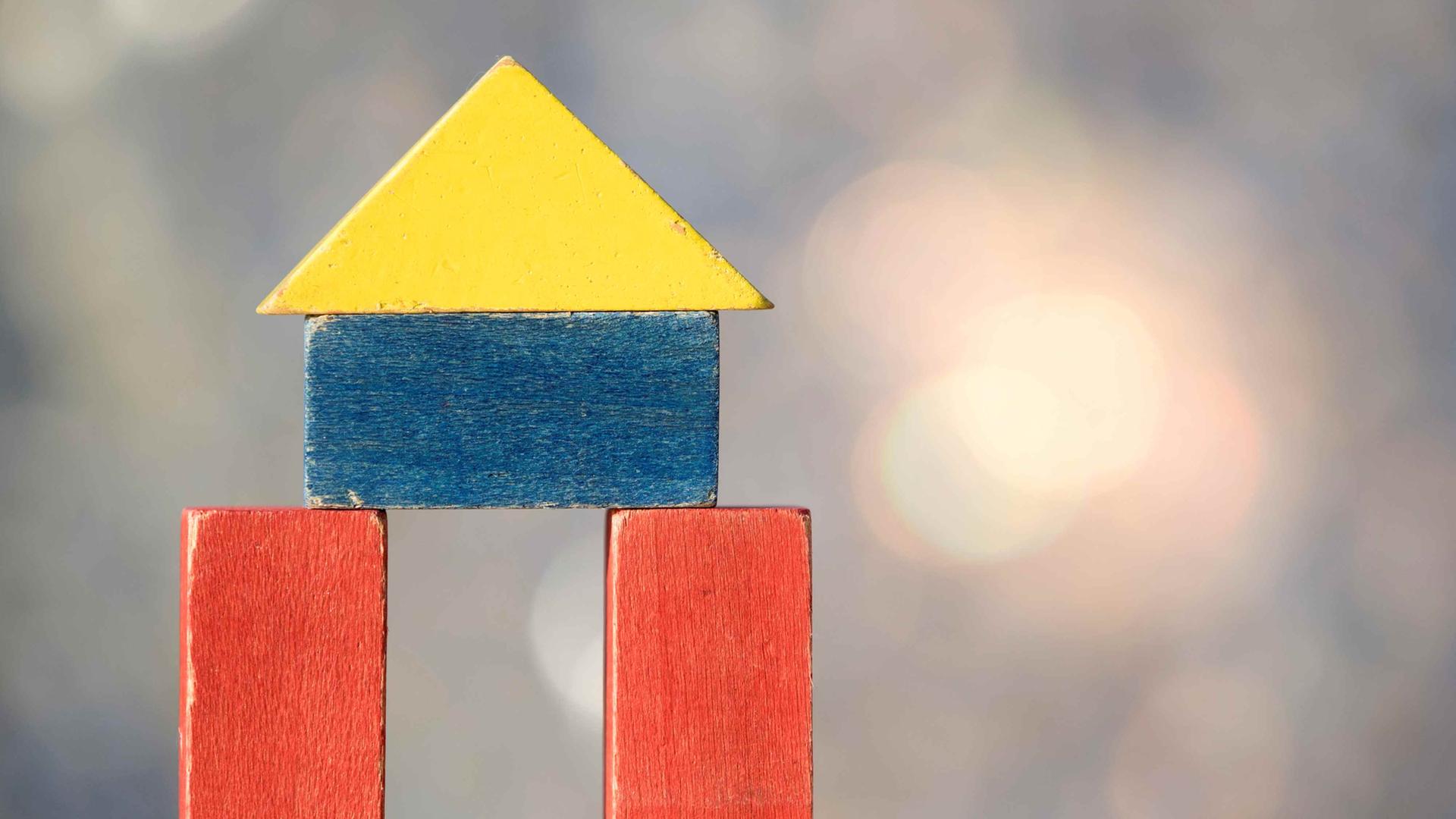 Ein aus Bauklötzchen gebautes Haus