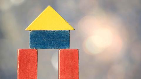 Ein aus Bauklötzchen gebautes Haus