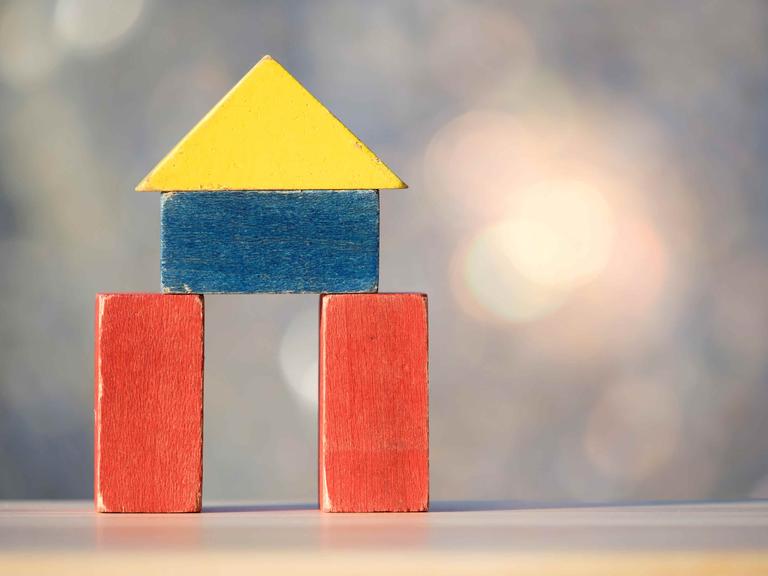 Ein aus Bauklötzchen gebautes Haus