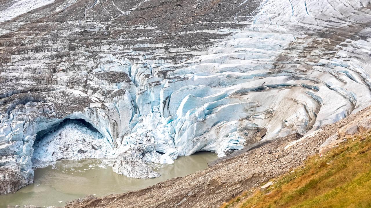 Ein kleiner Schmelzsee am Ende eines Gletschers