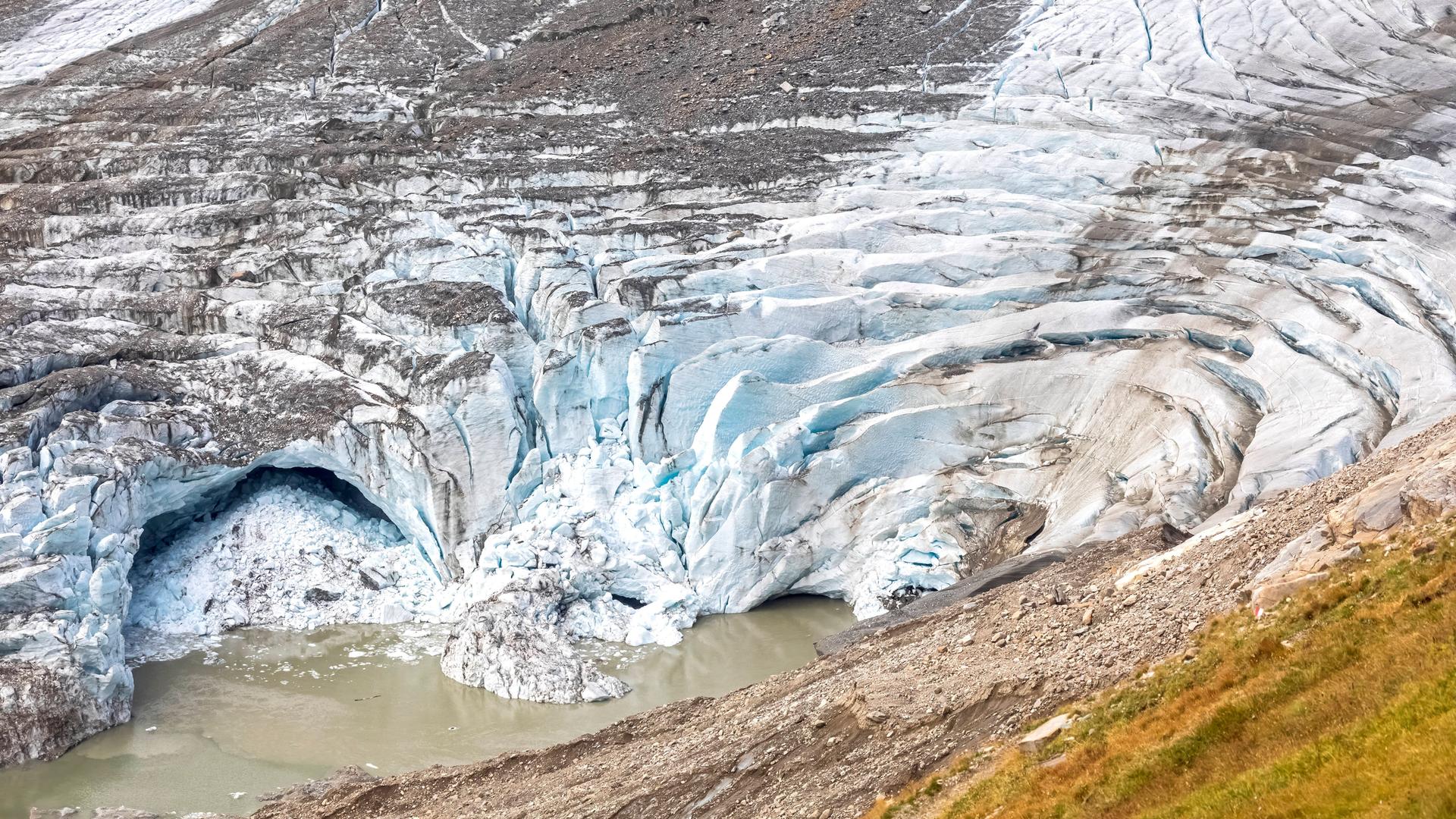 Ein kleiner Schmelzsee am Ende eines Gletschers