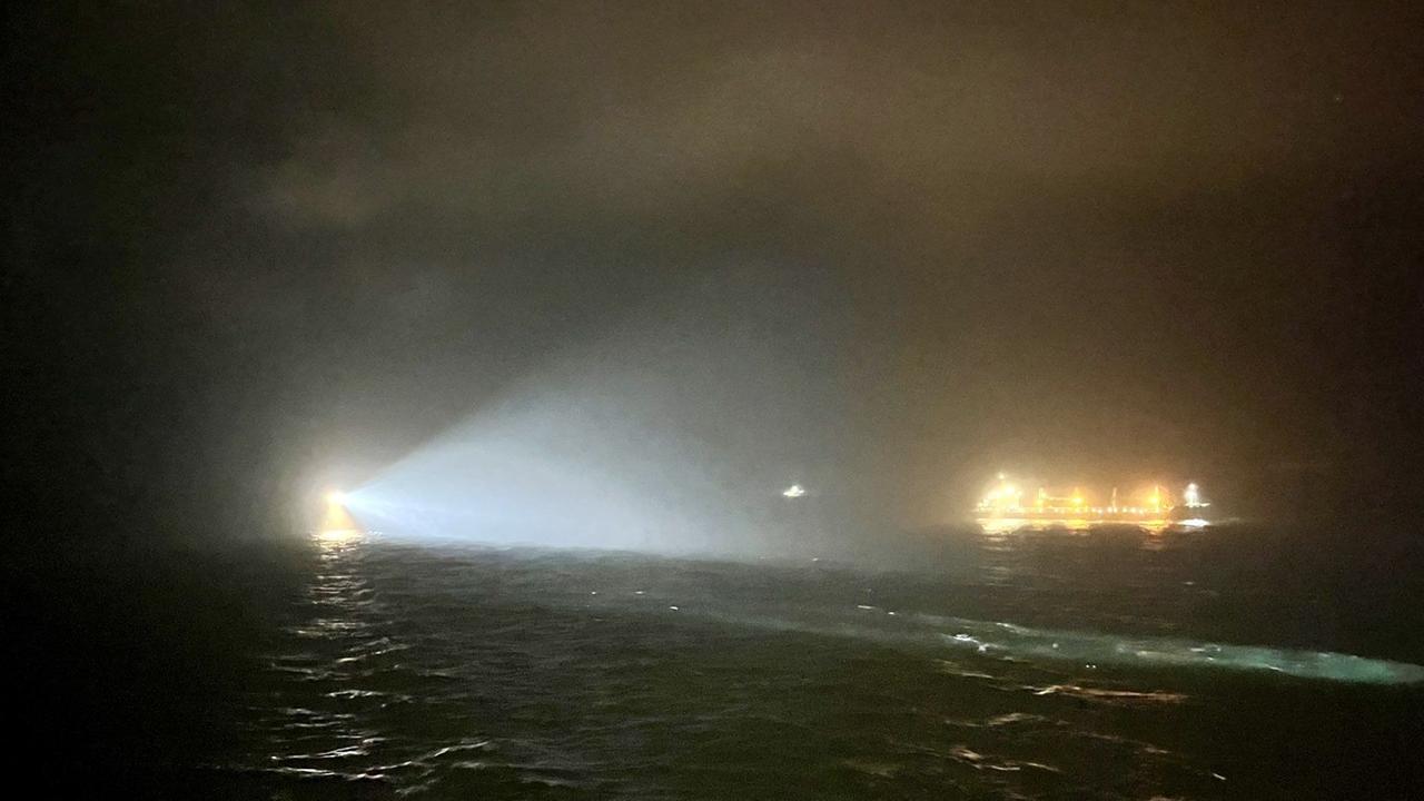 Nordsee: Das via PA zur Verfügung gestellte Handout zeigt Suchscheinwerfer, die das Wasser in der Nähe der Stelle absuchen, an der das britische Frachtschiff 
"Verity" nach einer Kollision mit dem Schiff "Polesie" in der Nordsee nahe der deutschen Insel Helgoland gesunken sein soll.