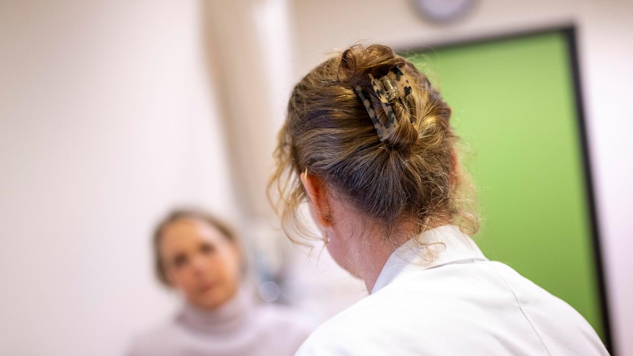 Ärztliches Diagnosegespräch mit Patientin (Symbolbild)