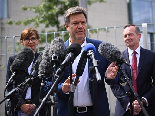 Robert Habeck (M., Bündnis 90/Die Grünen), Vizekanzler und Bundesminister für Wirtschaft und Klimaschutz, Bettina Stark-Watzinger (l., FDP), Bundesministerin für Bildung und Forschung, und Volker Wissing (r., FDP), Bundesminister für Digitales und Verkehr geben ein gemeinsames Statement zum Beschluss der Nationalen Wasserstoffstrategie im Bundeskabinett.