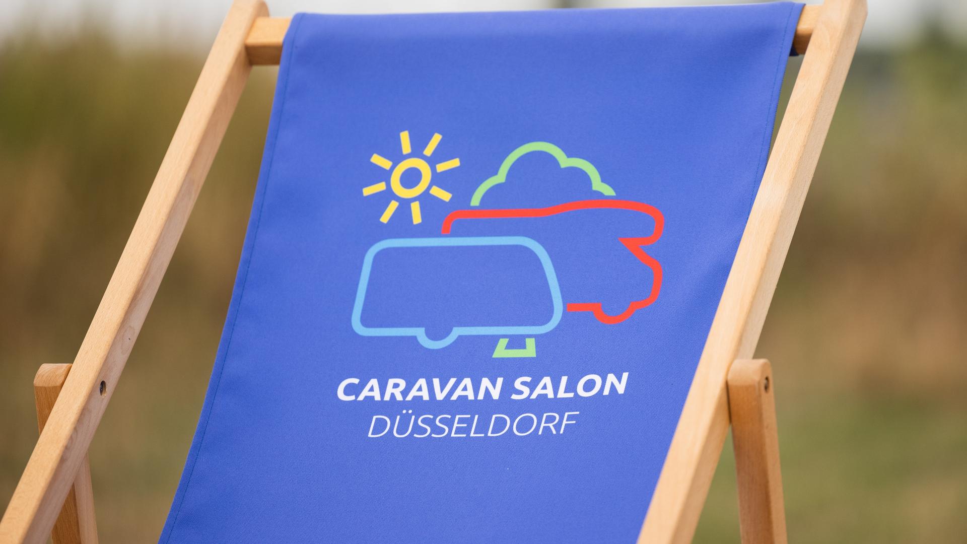 Das Logo des Caravan Salon ist bei einem Neuheitenfototermin der Reisemesse Caravan Salon auf einem Liegestuhl zu sehen. Das Logo des Caravan Salon ist bei einem Neuheitenfototermin der Reisemesse Caravan Salon auf einem Liegestuhl zu sehen.