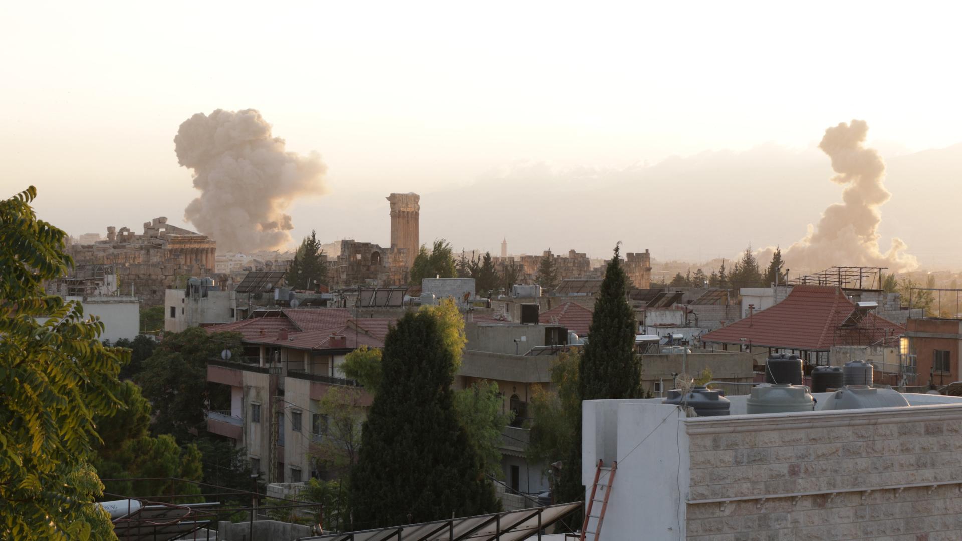 Blick aus der Ferne auf die Stadt Baalbeck im Libanon: Inmitten bebauter Gebiete steigt Rauch auf.