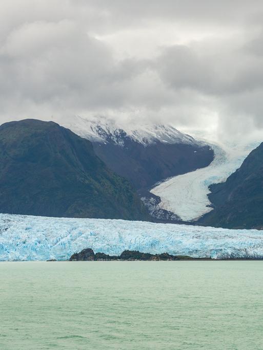 Sicht auf den Amalia Gletscher in Chile und den davor liegenden Gletschersee