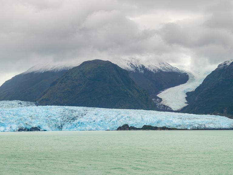 Sicht auf den Amalia Gletscher in Chile und den davor liegenden Gletschersee