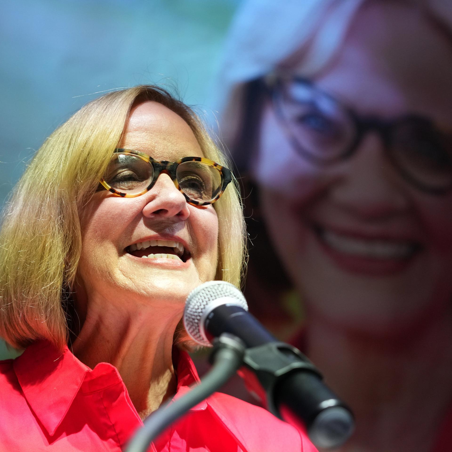 ie gewählte Bürgermeisterin von Miami, Eileen Higgins, spricht auf einer Wahlparty, nachdem sie die Stichwahl um das Bürgermeisteramt von Miami gewonnen hat.