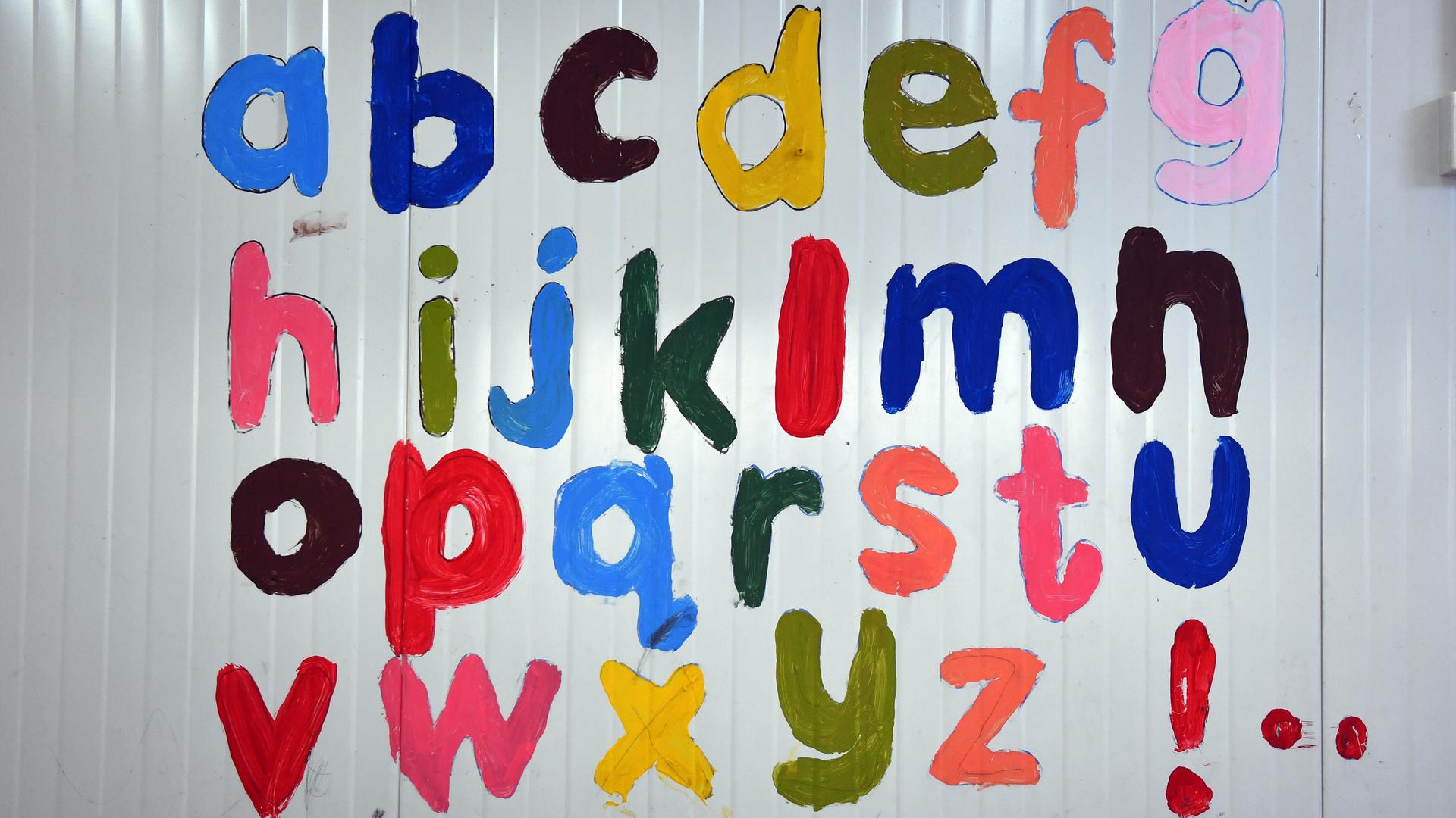 Mit bunten Farben sind die Buchstaben des Alphabets in einer Schule in Akre auf eine Wand geschrieben. 
