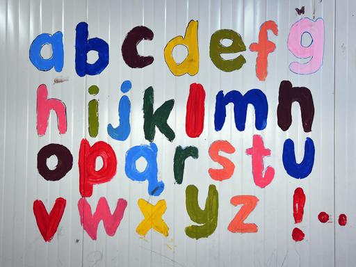 Mit bunten Farben sind die Buchstaben des Alphabets in einer Schule in Akre auf eine Wand geschrieben. 