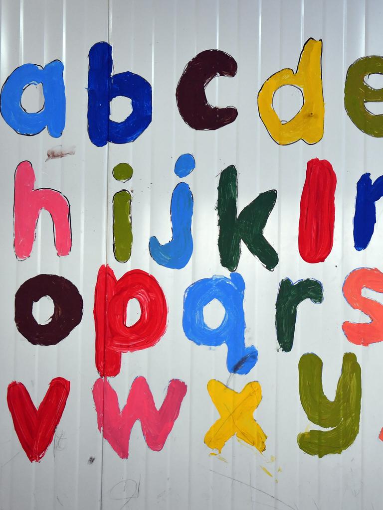 Mit bunten Farben sind die Buchstaben des Alphabets in einer Schule in Akre auf eine Wand geschrieben. 