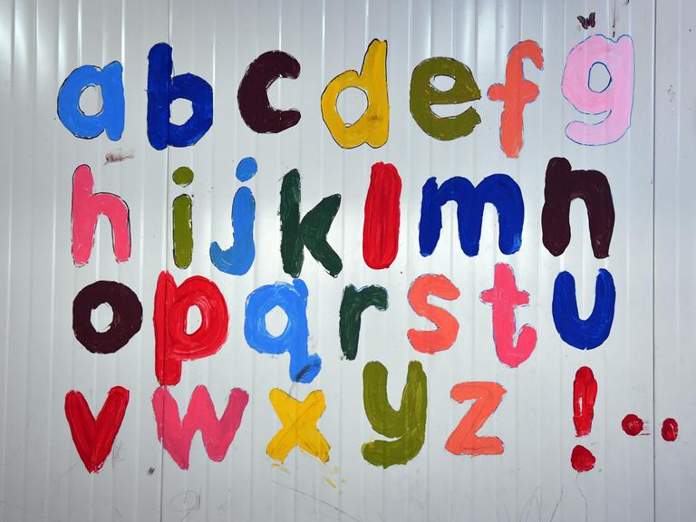 Mit bunten Farben sind die Buchstaben des Alphabets in einer Schule in Akre auf eine Wand geschrieben. 