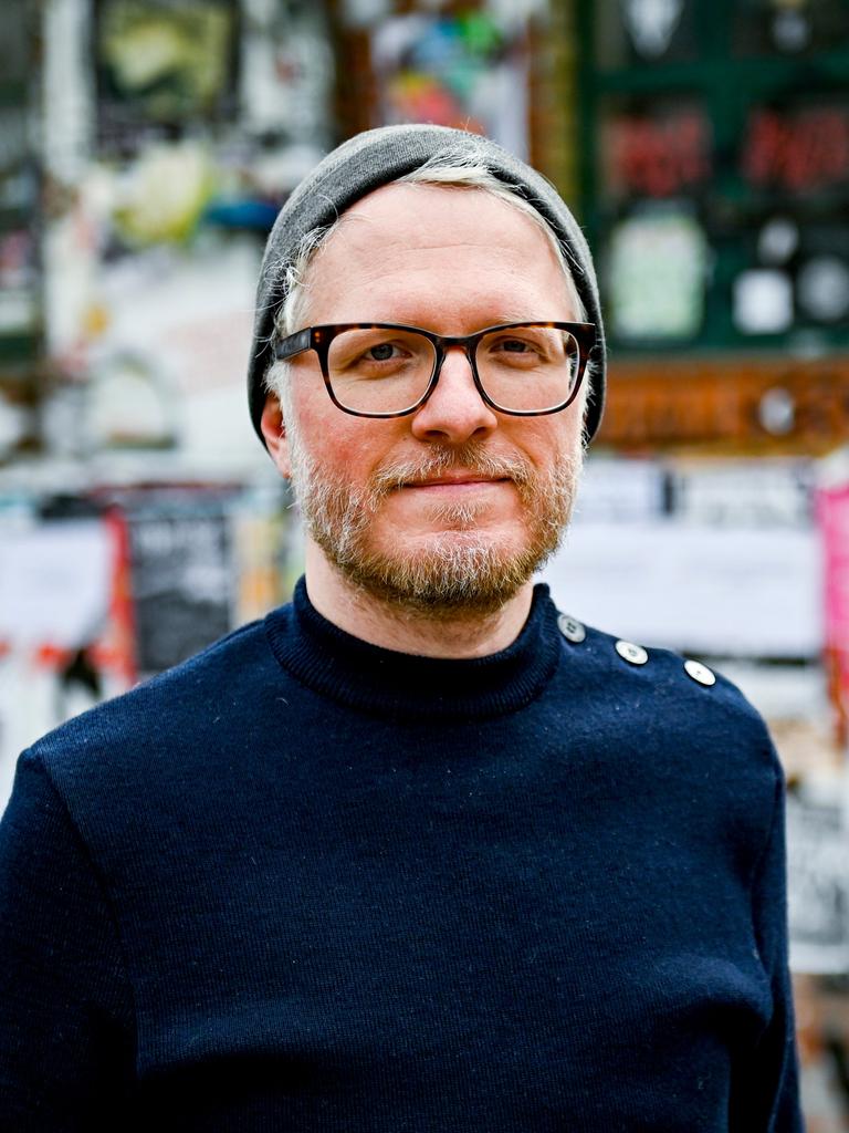 Daniel Beskos, Mitveranstalter des Indiebookday, einem Aktionstag zur Unterstützung kleiner unabhängiger Verlage, steht im Schanzenviertel vor einer Buchhandlung.
