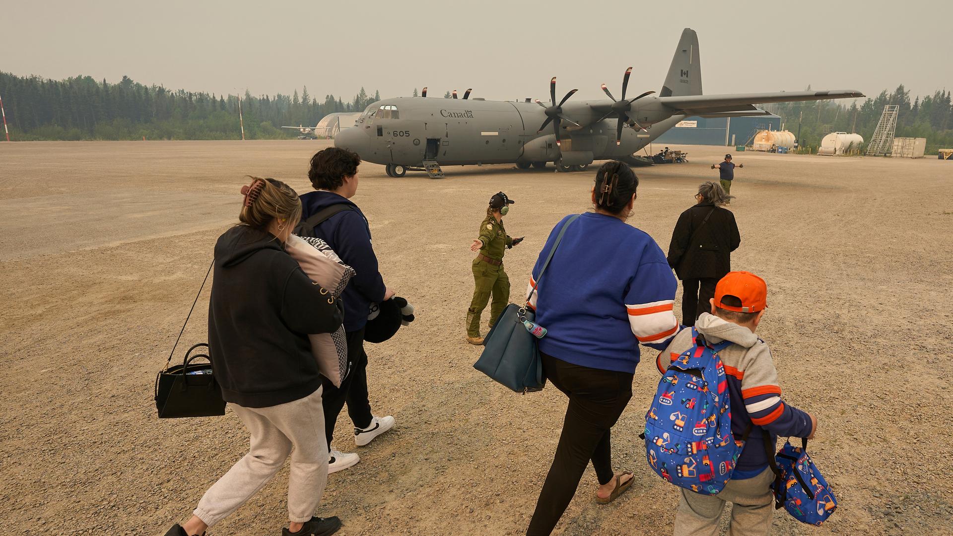 Mitglieder der Royal Canadian Air Force helfen der Familie Munroe beim Einsteigen in ein Flugzeug auf dem Flughafen von Norway House, während die Einsatzkräfte weiter gegen die Waldbrände im Norden Manitobas kämpfen. Mitglieder der Royal Canadian Air Force helfen der Familie Munroe beim Einsteigen in ein Flugzeug auf dem Flughafen von Norway House, während die Einsatzkräfte weiter gegen die Waldbrände im Norden Manitobas kämpfen.
