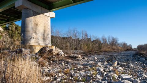 Unter einer Brücke liegt das trockenen Flussbett des Agly. Es ist aufgrund von Trockenheit in Südfrankreich völlig ausgetrocknet. 