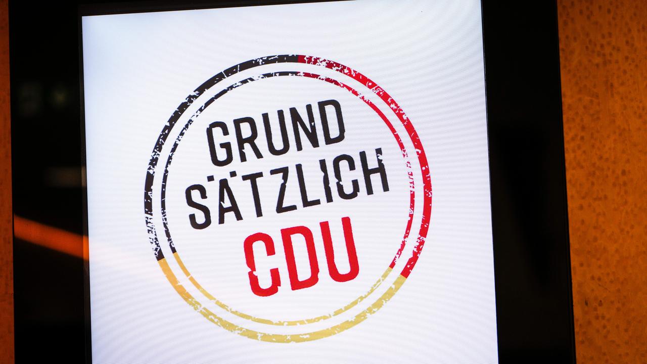 Zu sehen ist ein Logo mit den deutschen Farben Schwarz, Rot und Gold, auf dem zu lesen steht: "Grundsätzlich CDU".
