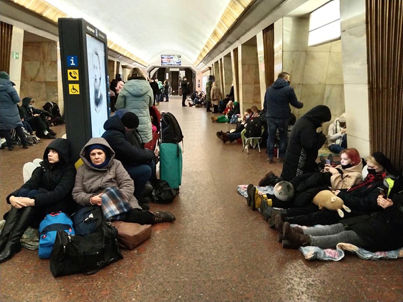 Menschen sitzen in einer U-Bahn-Station und nutzen diese als Bombenschutzraum. Russische Truppen haben ihren erwarteten Angriff auf die Ukraine gestartet. 