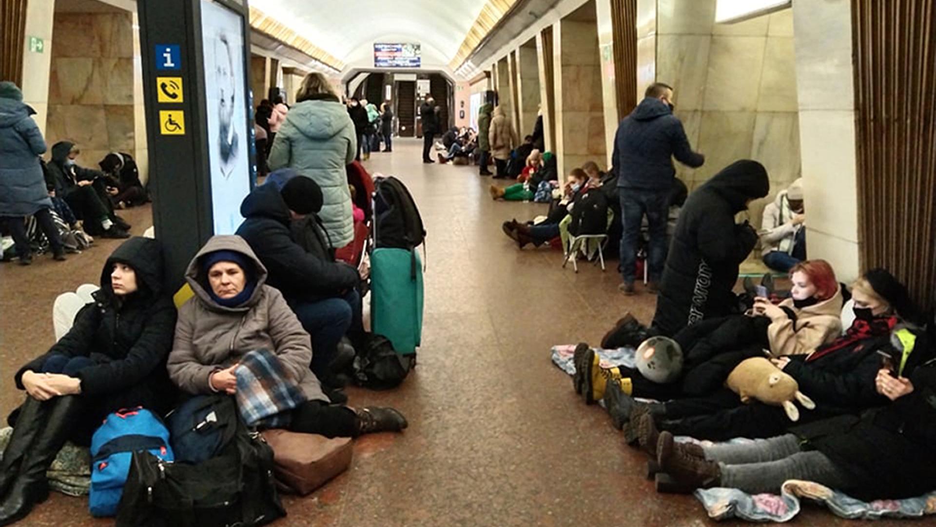 Menschen sitzen in einer U-Bahn-Station und nutzen diese als Bombenschutzraum. Russische Truppen haben ihren erwarteten Angriff auf die Ukraine gestartet. 