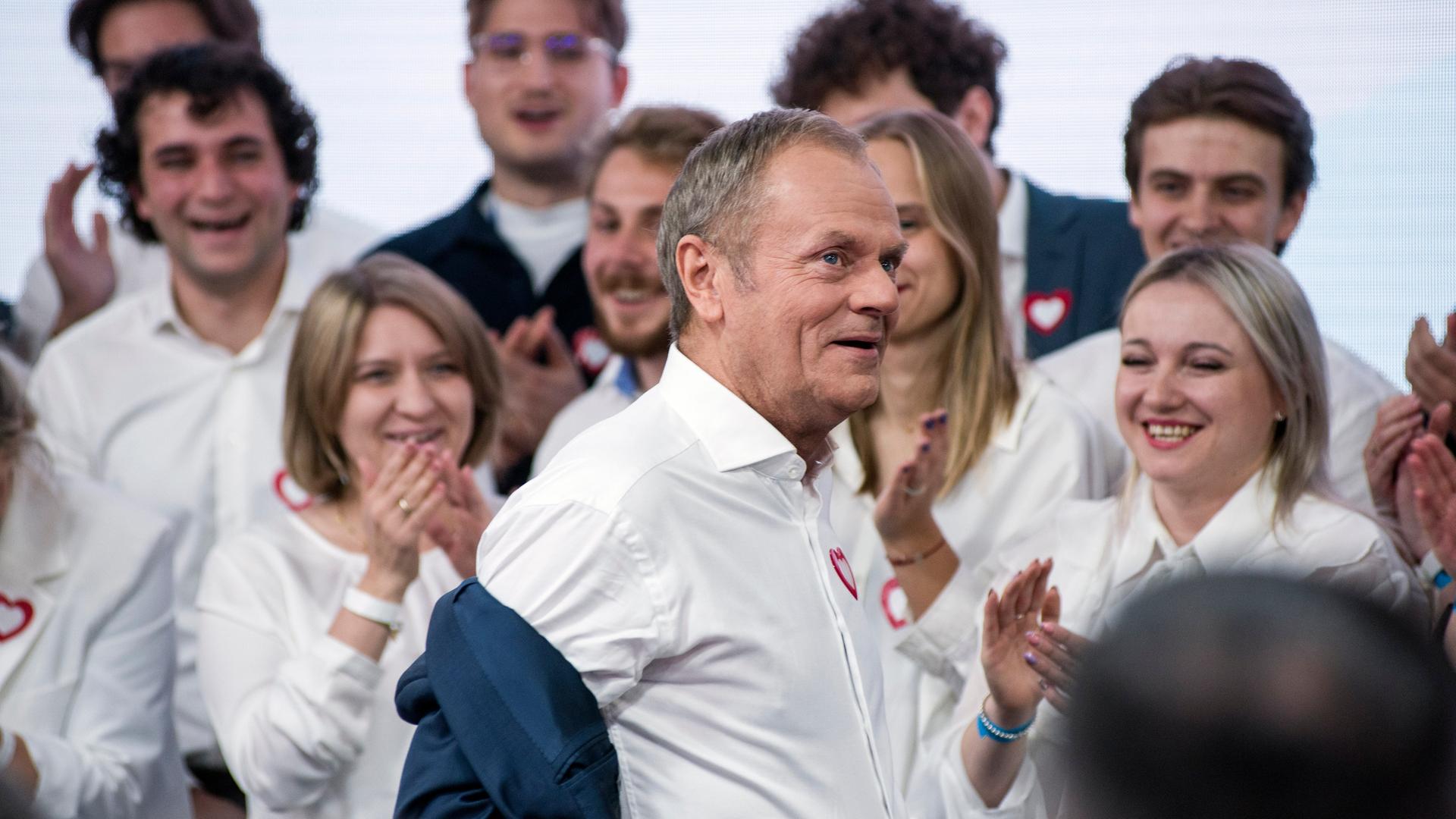 Der Vorsitzende der Bürgerlichen Koalition, Donald Tusk, spricht während der Wahlnacht in Warschau
