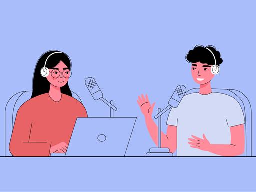Illustration zweier Personen, die sich mit Kopfhörern und an Mikrofonen am Schreibtisch gegenübersitzen. Sie sprechen miteinander, die Frau sitzt an einem Laptop, der Mann gestikuliert.