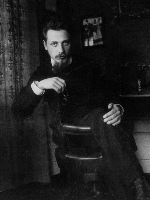 Der deutschsprachige Dichter Rainer Maria Rilke in seinem Studio, ca. 1905