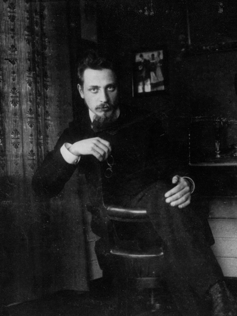 Der deutschsprachige Dichter Rainer Maria Rilke in seinem Studio, ca. 1905