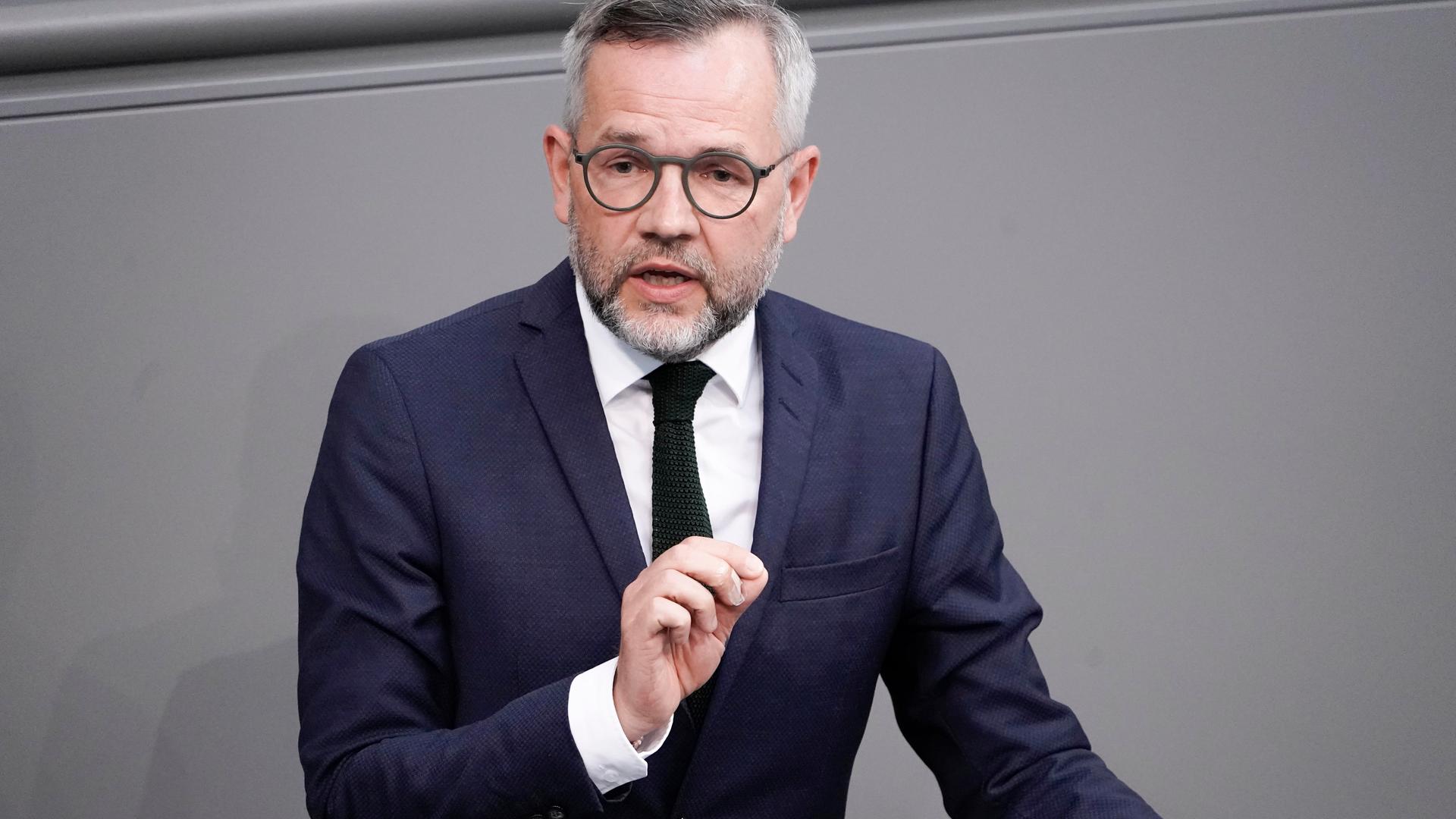 Michael Roth spricht am Rednerpult des Deutschen Bundestages.